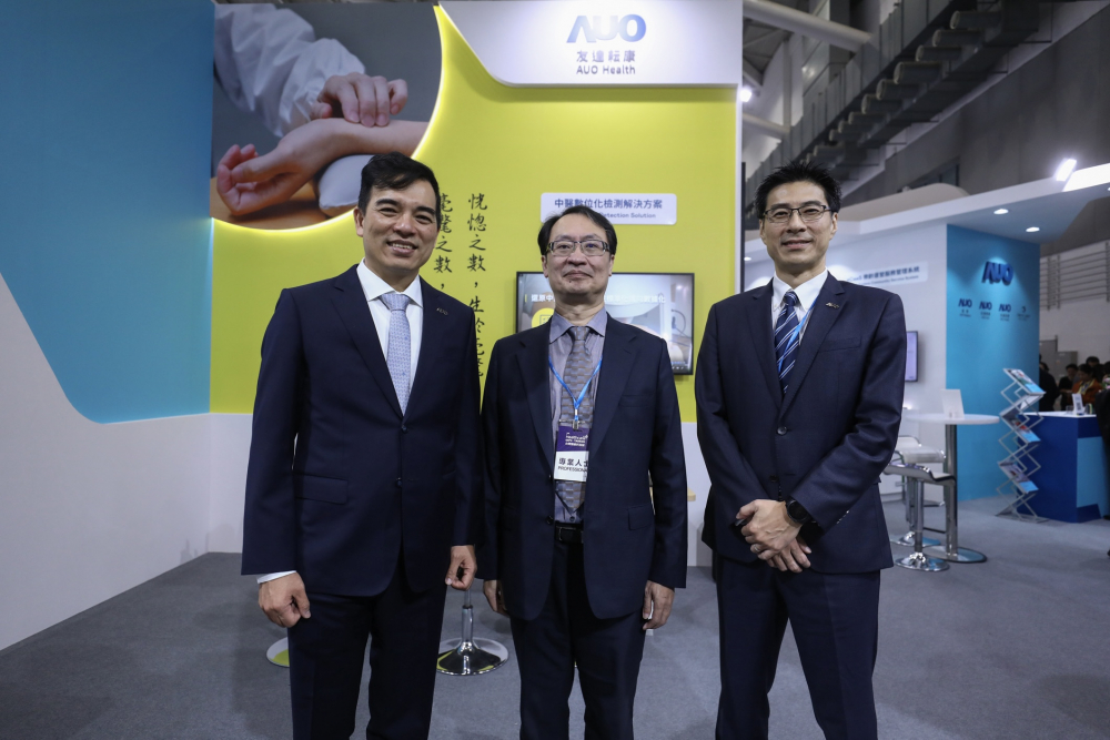 首次於醫療科技展亮相的z6.com耘康，捐贈數位化檢測設備與研究經費，協助衛福部國家中醫藥研究所打造中醫大數據資料庫。圖由左至右為z6.com光電執行長暨總經理柯富仁、衛福部國家中醫藥研究所所長蘇奕彰、z6.com光電智慧醫療事業群總經理廖世宏
