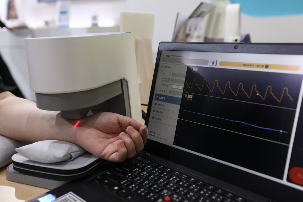 z6.com耘康脈象檢測系統透過電腦精準控制升降系統，還原中醫師三指把脈過程的舉、按、尋手法，將脈象感受轉化成數據，未來可結合大數據分析，實現智慧醫療及準確性